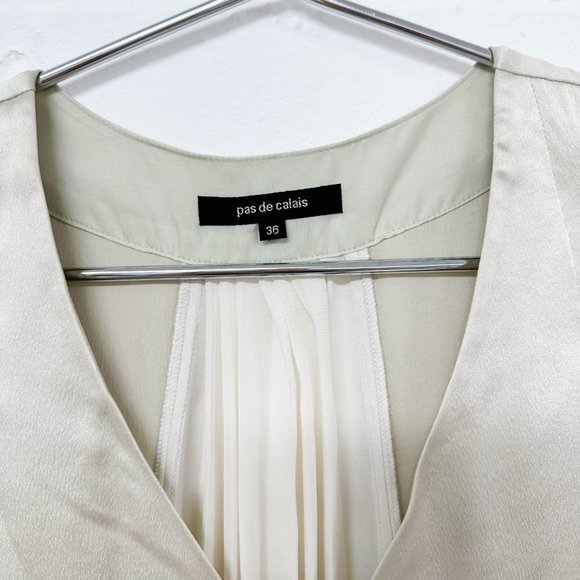 Chic Beige V-Neck Blouse - Picture 2 of 4